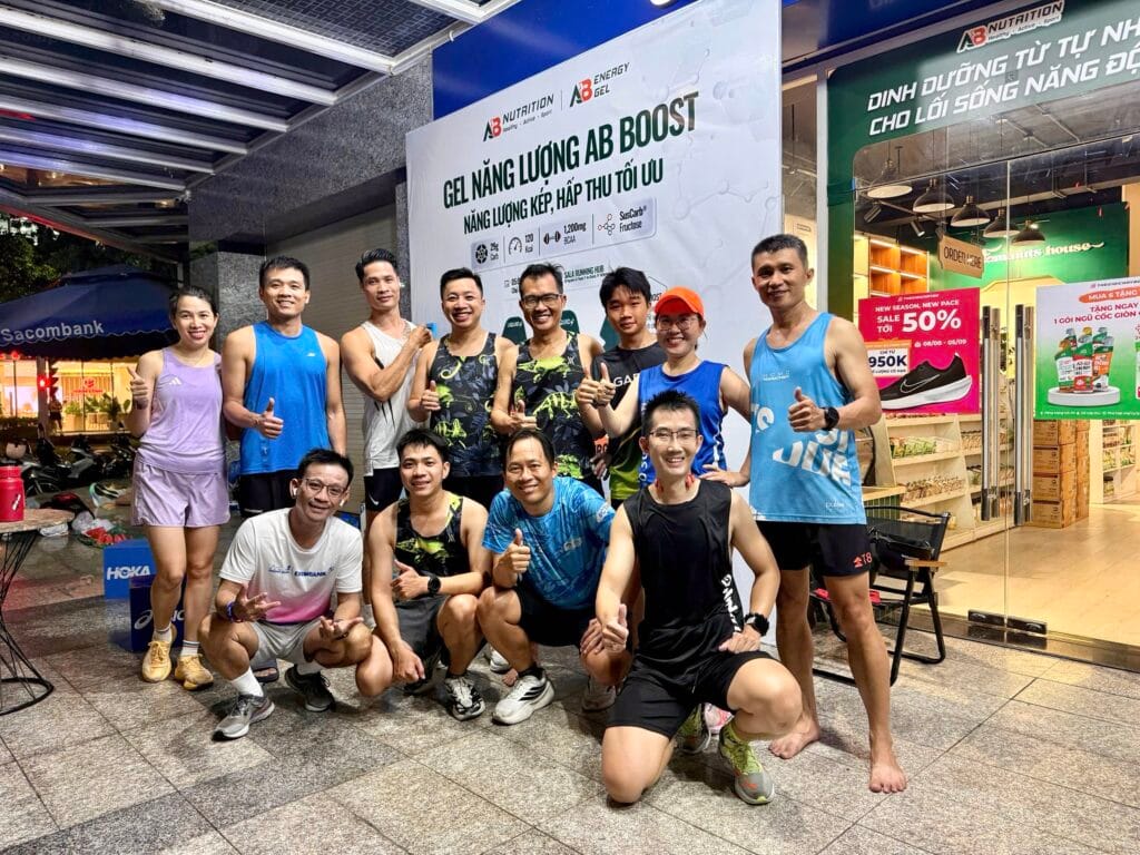 Anh em nhóm chạy bộ chụp ảnh cùng nhau, buổi chạy tôi bị đau cơ ống đồng