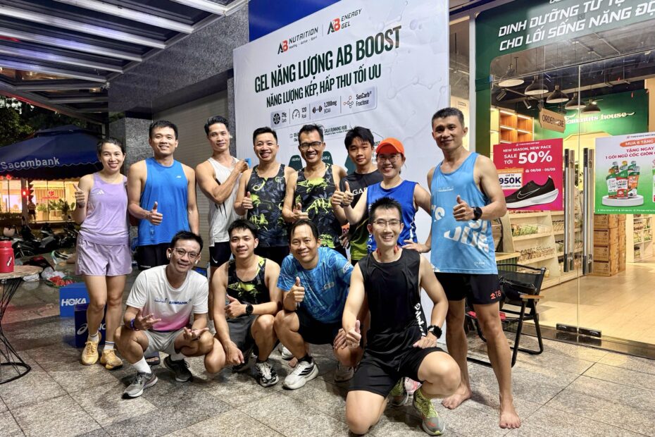 Anh em nhóm chạy bộ chụp ảnh cùng nhau, buổi chạy tôi bị đau cơ ống đồng