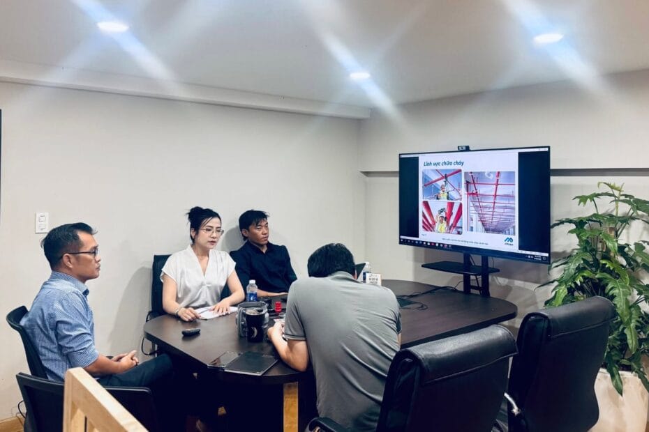 Học công nghệ mới trong buổi giới thiệu giải pháp kỹ thuật cùng đội dự án