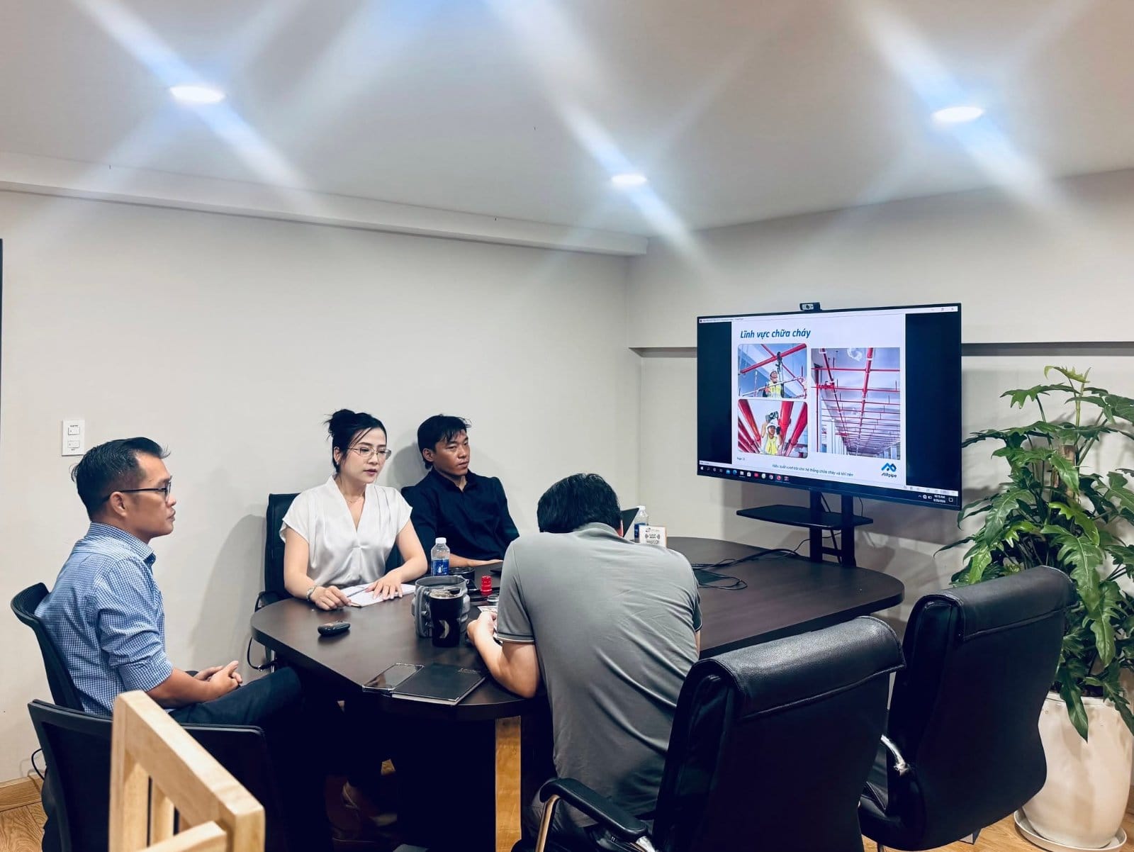 Học công nghệ mới trong buổi giới thiệu giải pháp kỹ thuật cùng đội dự án