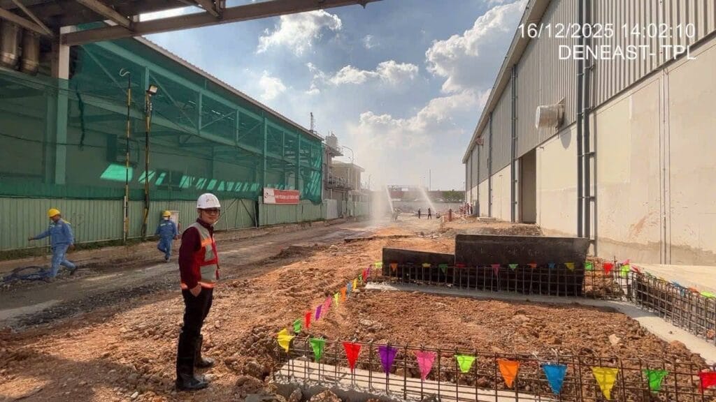 Công nhân đứng giữa công trường thi công cơ điện, khoảnh khắc bình an công trường một buổi chiều