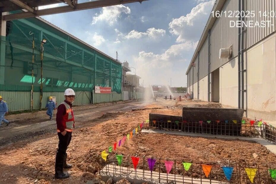 Công nhân đứng giữa công trường thi công cơ điện, khoảnh khắc bình an công trường một buổi chiều