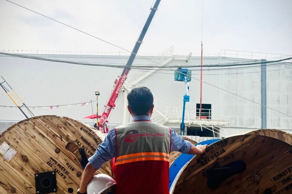 Những năm ở công trường - kỹ sư đứng giữa các cuộn cáp điện tại công trường thi công cơ điện