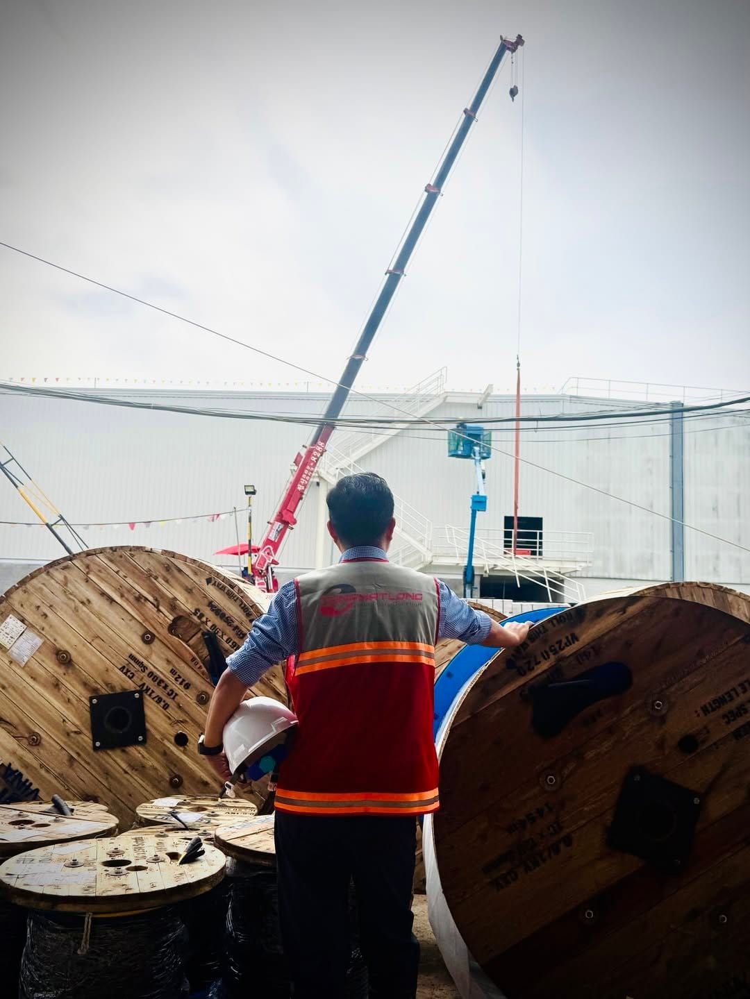 Những năm ở công trường - kỹ sư đứng giữa các cuộn cáp điện tại công trường thi công cơ điện