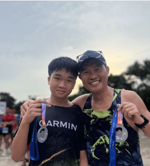 Cha con chạy bộ cùng nhau tại giải UOB Heartbeat Run 2026 ở Sala, cùng khoe huy chương finisher