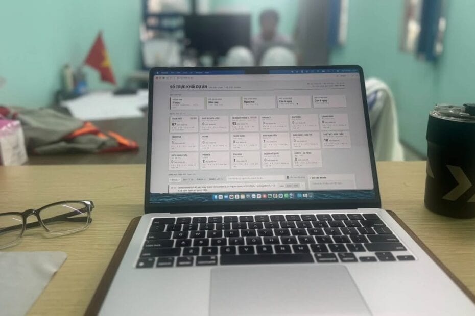 Đi công trường cuối tuần: laptop mở bảng tiến độ ngay tại công trường ngày chủ nhật