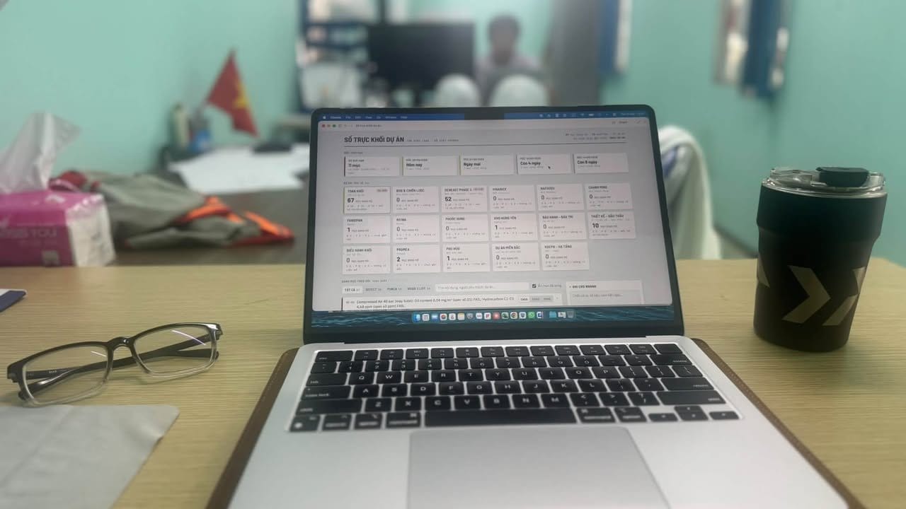 Đi công trường cuối tuần: laptop mở bảng tiến độ ngay tại công trường ngày chủ nhật