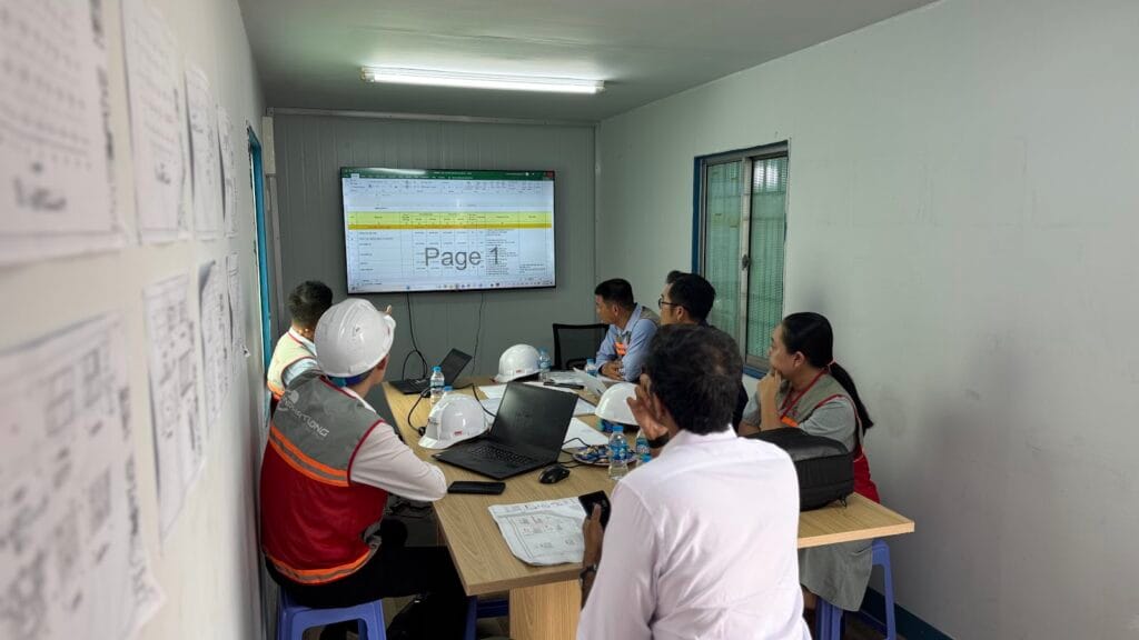 Đội dự án họp phối hợp bản vẽ tại văn phòng công trường