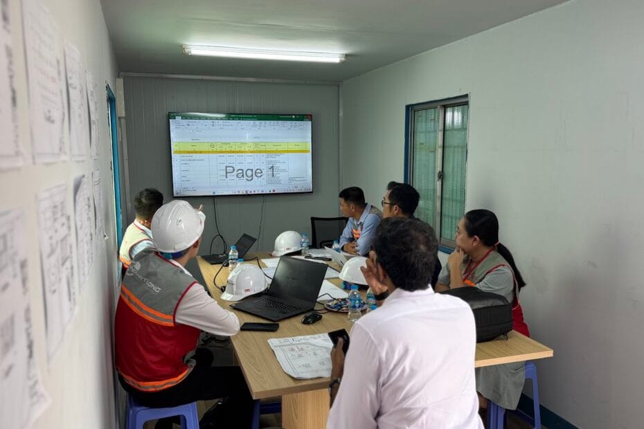 Đội dự án họp phối hợp bản vẽ tại văn phòng công trường