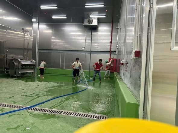 Đội thi công thực hiện vệ sinh công nghiệp trước bàn giao trong khu vực kỹ thuật của công trình