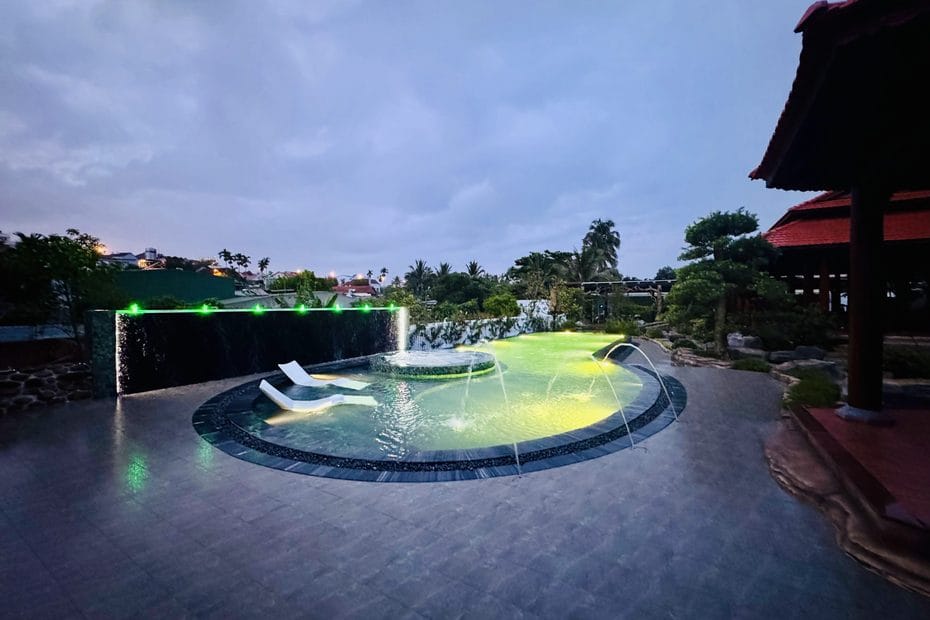Thiết kế và thi công hồ bơi: kết cấu bê tông bể bơi đang thi công
